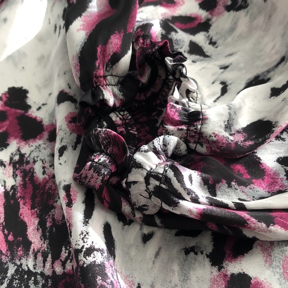 3/30$Larry Levine Beautiful animsl printed top size xl - Picture 2 of 4